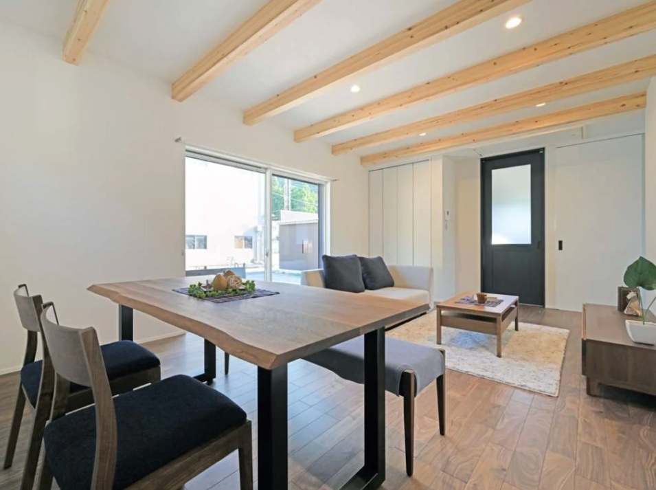 注文住宅で本当に暖かい家を建てる！後悔しないためのUA値・C値・窓・断熱の全知識｜足元の冷えも解決